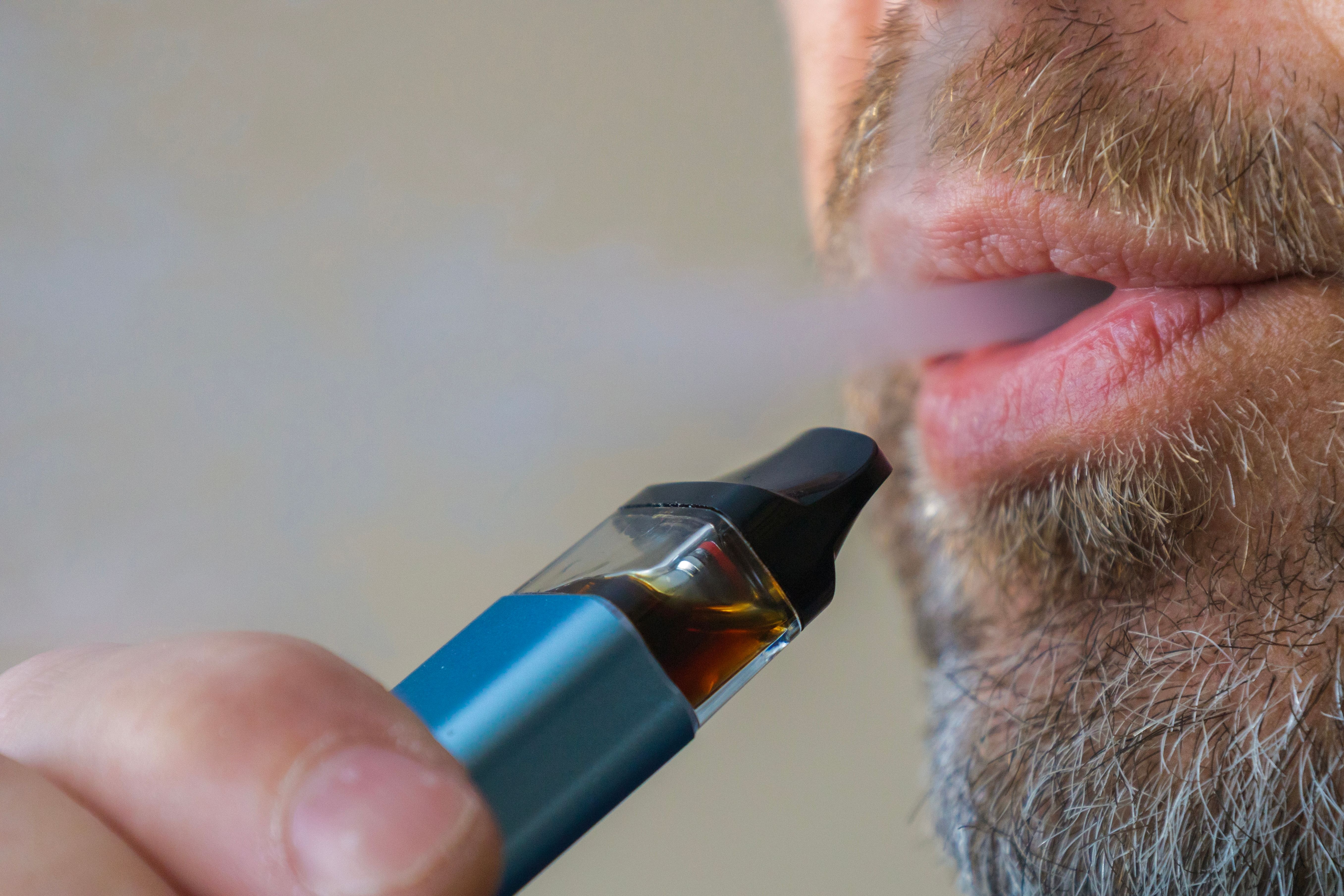 Cigarro eletrônico faz menos mal? O que a ciência já sabe