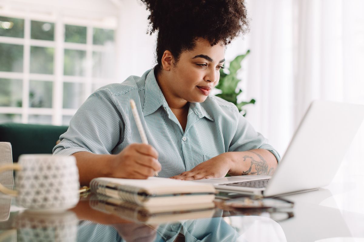 Trabalhar e estudar é possível? Confira as dicas!