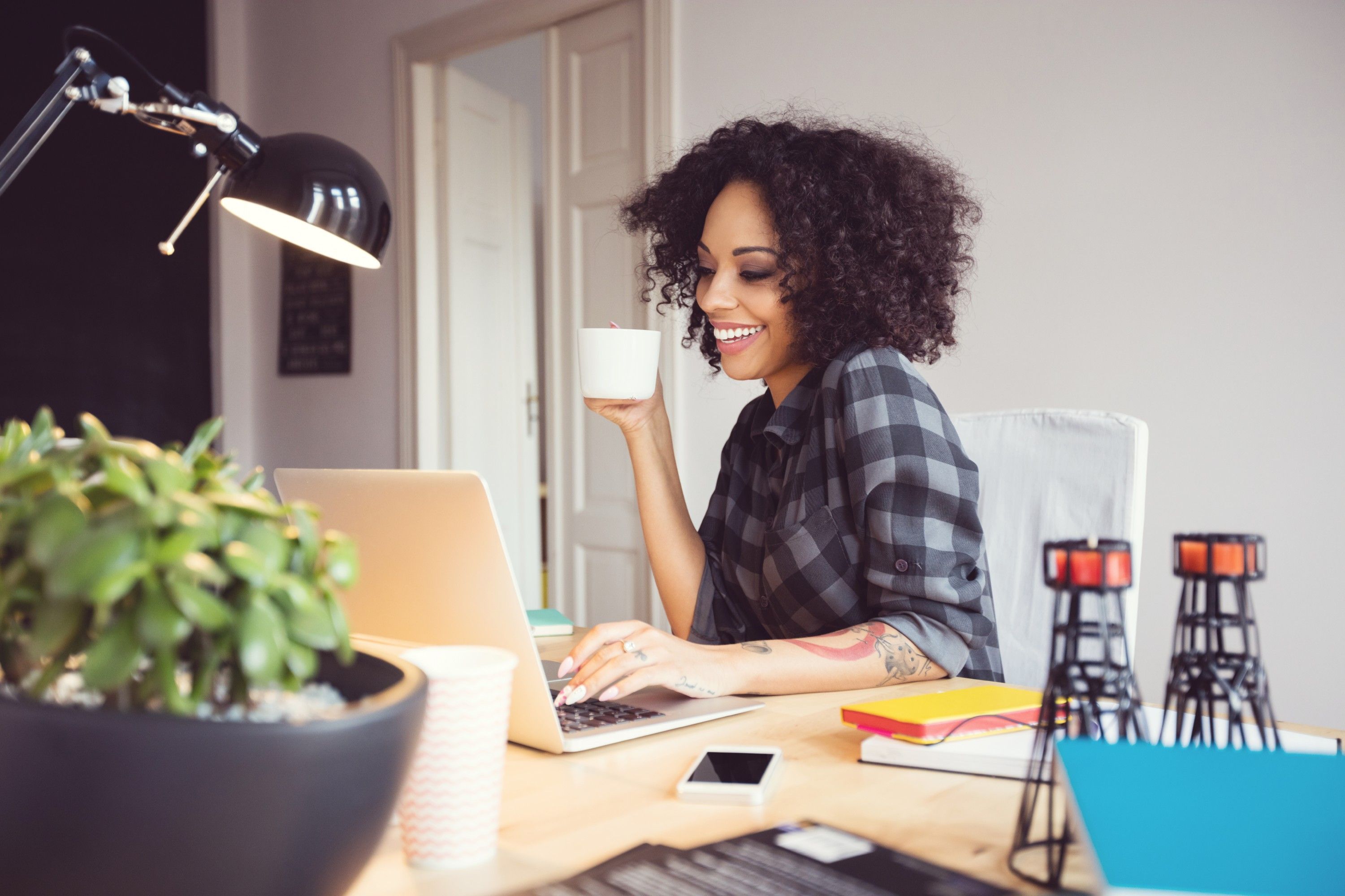 Como trabalhar em casa e construir uma carreira? Entenda!