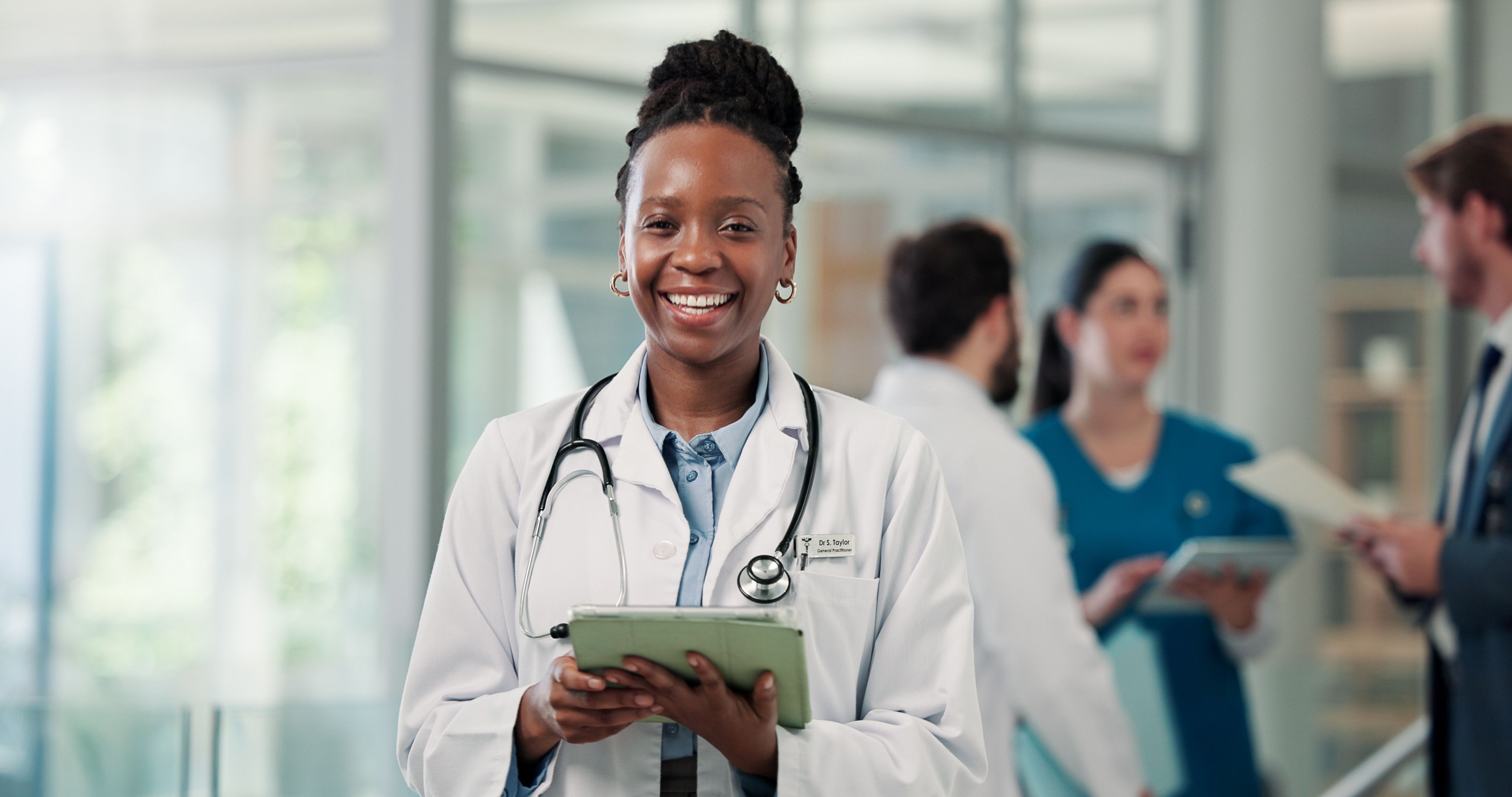 Vantagens profissionais e financeiras de ser médico do trabalho: uma carreira de sucesso e estabilidade